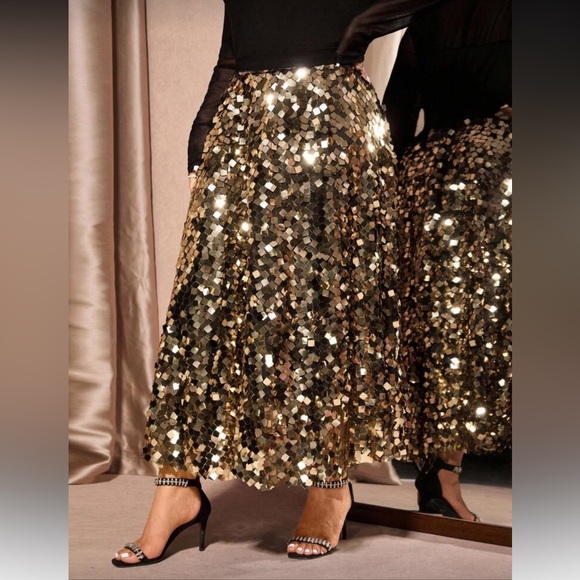 🌟 PLUS Gold Sequin Skirt 🌟 - Picture 5 of 7
